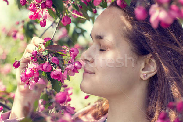 Młoda dziewczyna sad jabłkowy wiosna cute romantyczny Zdjęcia stock © artsvitlyna