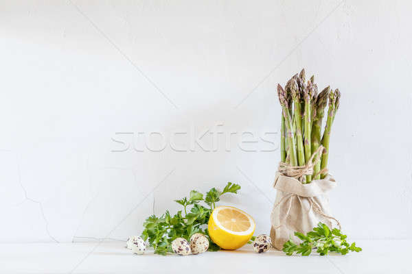 Verse groenten asperges weinig zak vers citroen Stockfoto © artsvitlyna