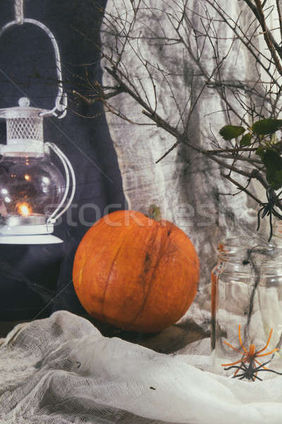 Foto d'archivio: Halloween · home · decorazioni · buio · candele · ragni