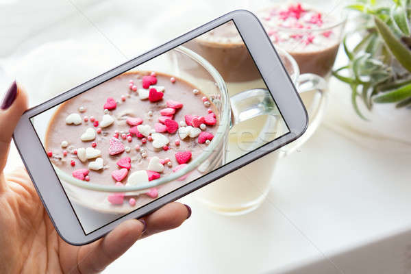 [[stock_photo]]: Femme · mains · alimentaire · photo · téléphone · portable