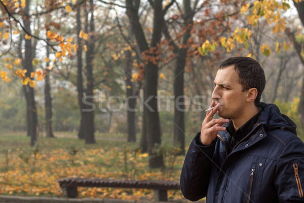 Stockfoto: Knappe · man · lopen · najaar · park · man · roken