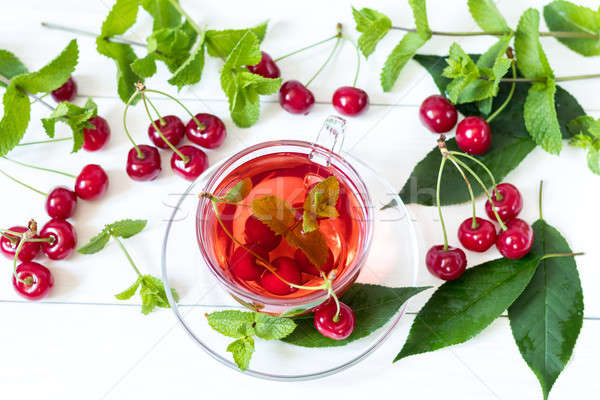 Owoców wiśniowe pić przezroczysty szkła kubek Zdjęcia stock © artsvitlyna