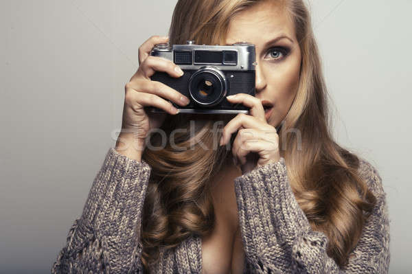 Donna sorridente fotocamera ragazza faccia felice modello Foto d'archivio © arturkurjan
