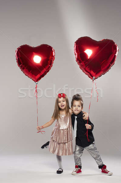 快樂 孩子們 紅色 心臟 氣球 光 商業照片 © arturkurjan