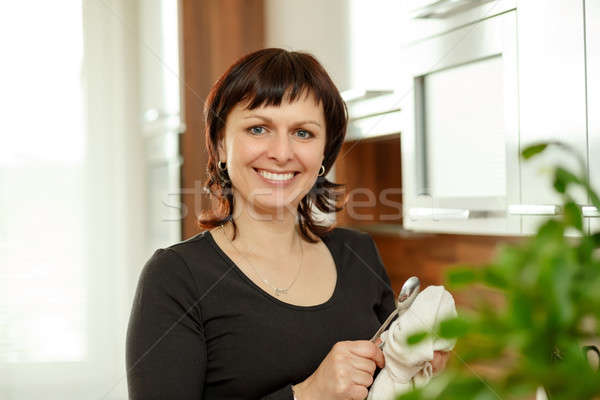 женщину блюд кухне счастливым улыбаясь Сток-фото © artush