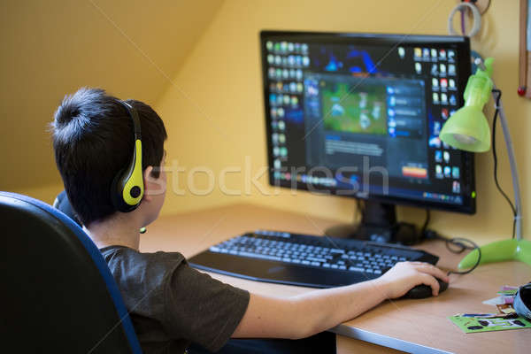Ragazzo home giocare gioco adolescente Foto d'archivio © artush
