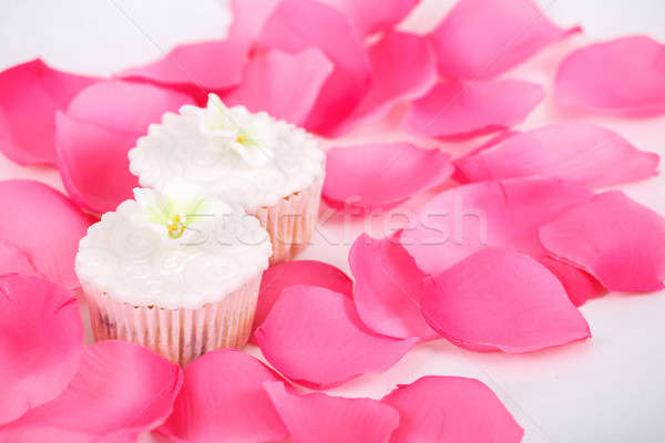 Muffins bianco ciliegina tavola petali di rosa Foto d'archivio © artush