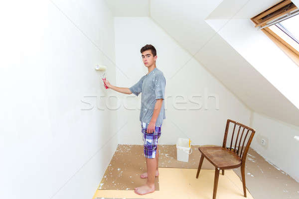 Genç boyama duvar beyaz ev mutlu Stok fotoğraf © artush