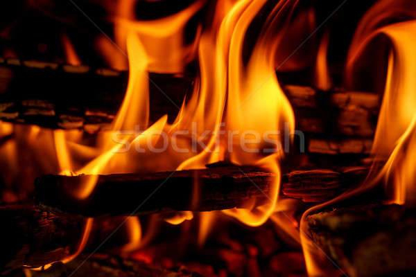 Lemne de foc ardere cămin incendiu lumina Imagine de stoc © artush