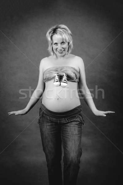 Gyönyörű terhes nő gyermek csizma pocak mosolyog Stock fotó © artush