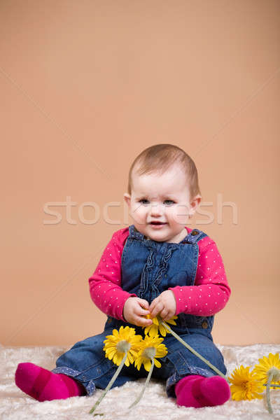 Sonriendo bebé flores amarillas primero año Foto stock © artush