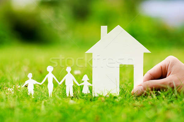 Huis papier hand houden groene veld Stockfoto © ashumskiy