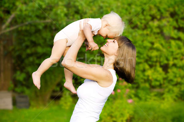 母親 嬰兒 戶外 幸福的家庭 女孩 微笑 商業照片 © ashumskiy