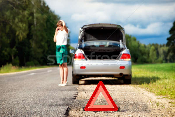 Nő telefon elromlott autó közelkép háromszög figyelmeztető jel Stock fotó © ashumskiy