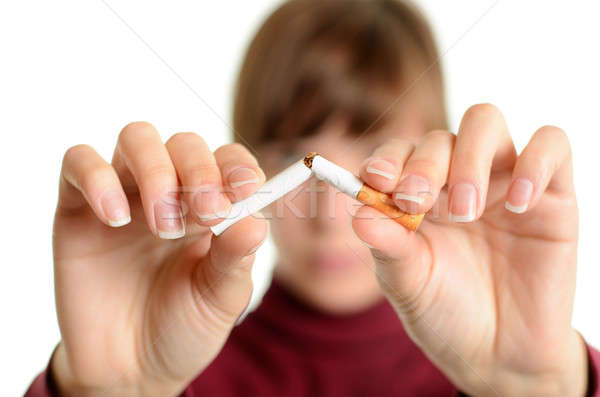 Arrêter fumer jeune femme cigarette blanche main Photo stock © ashumskiy