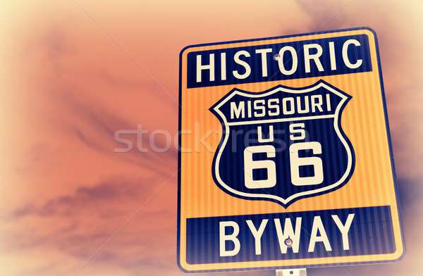 [[stock_photo]]: Historique · route · 66 · signe · de · route · usa · rouge · ciel