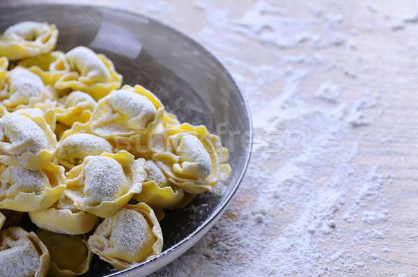 Fatto in casa tortellini tavolo in legno cucina alimentare sfondo Foto d'archivio © asturianu