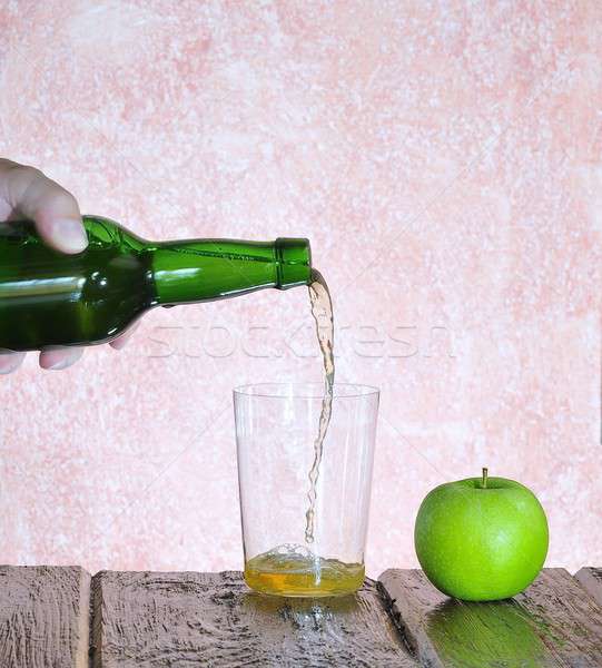 Elma şarabı elma arka plan bar şişe siyah Stok fotoğraf © asturianu