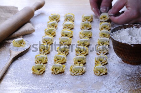 Foto d'archivio: Fatto · in · casa · tortellini · tavolo · in · legno · cucina · alimentare · sfondo