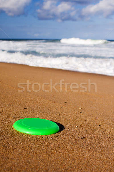 Frisbee plaja cu nisip luminos verde plajă primăvară Imagine de stoc © avdveen