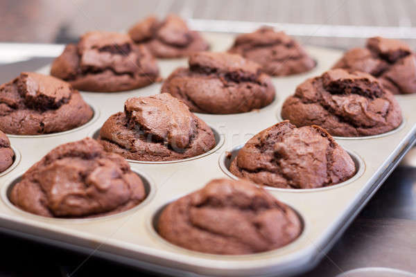 Frissen sült csokoládé muffinok tizenkettő hűtés Stock fotó © avdveen