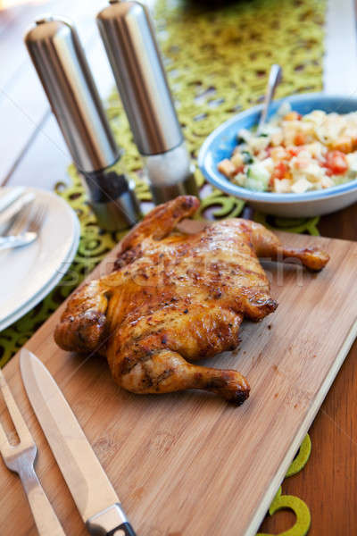 Todo cocido pollo servido ensalada tabla de cortar Foto stock © avdveen