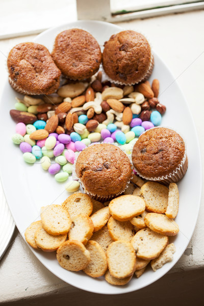Harapnivalók felszolgált muffinok diók fehér étel Stock fotó © avdveen