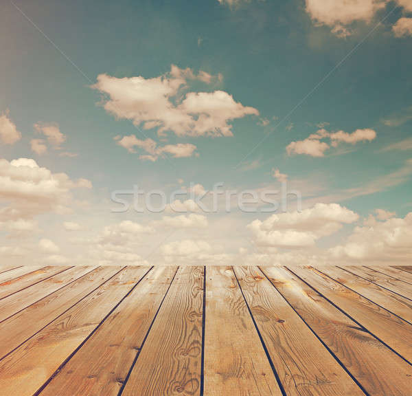 Apus cer podea din lemn retro film instagram Imagine de stoc © Avlntn