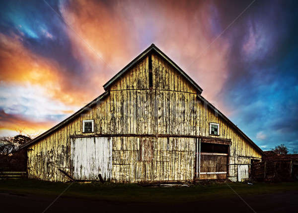 Foto stock: Puesta · de · sol · abandonado · granero