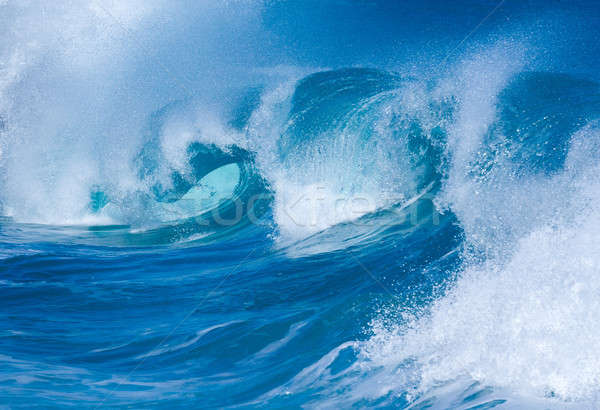 Erőteljes hullámok törik tengerpart drámai csattanás Stock fotó © backyardproductions