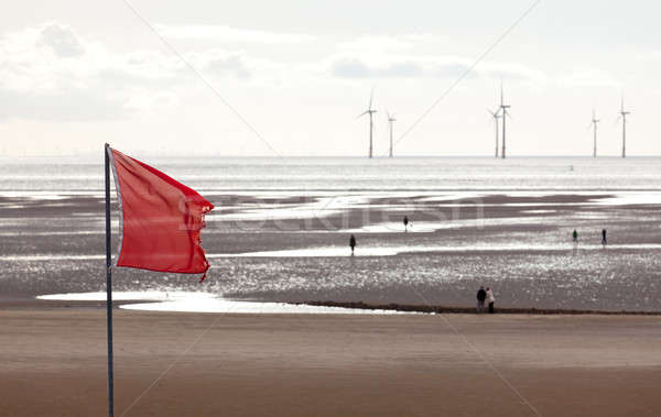 Turbine eoliene roşu pavilion intoarce ocean Imagine de stoc © backyardproductions