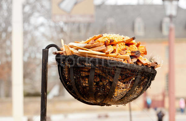 Vechi lemne de foc lampă stradă coş folosit Imagine de stoc © backyardproductions