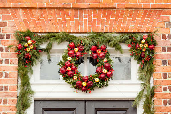 Hagyományos karácsony koszorú fölött bejárati ajtó terv Stock fotó © backyardproductions