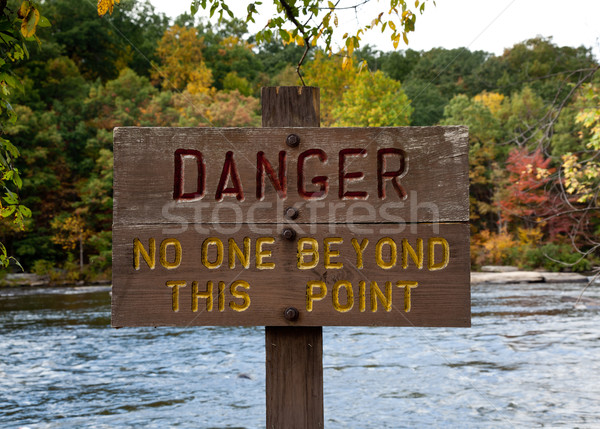 Warnschild Fluss Holz gemalt See Herbst Stock foto © backyardproductions