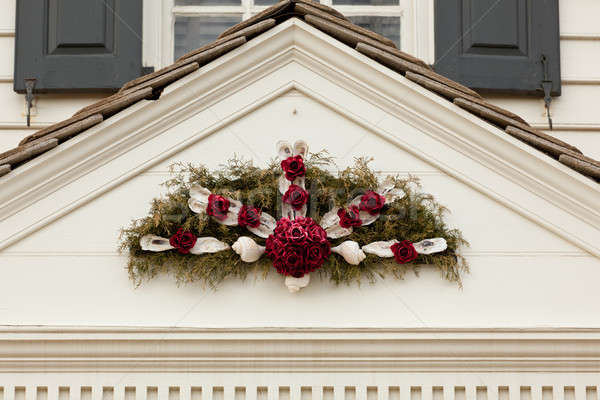 Traditionnel noël couronne au-dessus porte d'entrée design Photo stock © backyardproductions