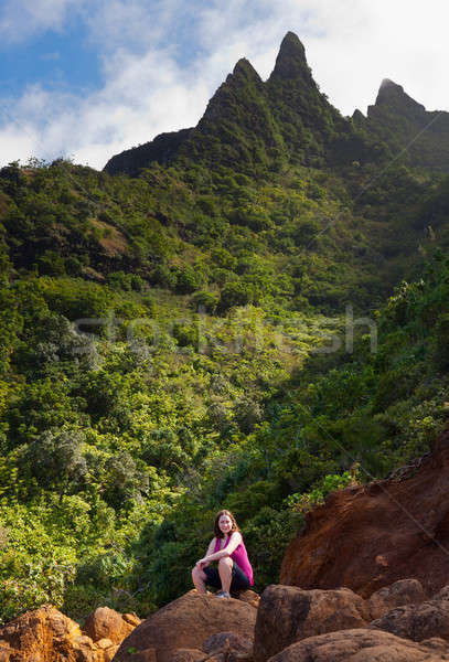 Fille randonnée sentier célibataire Rock côte Photo stock © backyardproductions