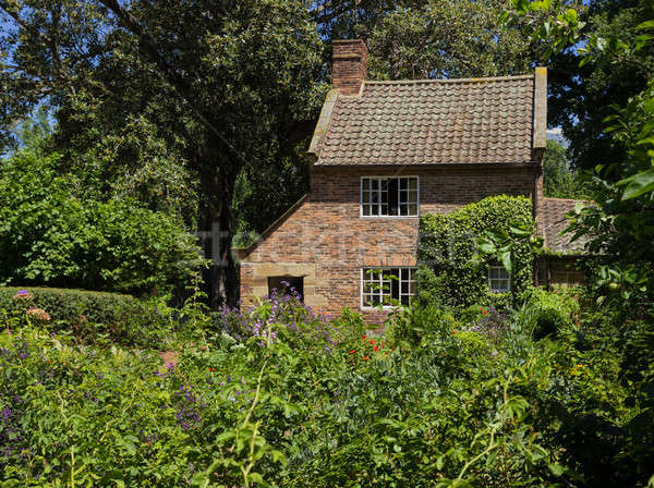 [[stock_photo]]: Chalet · jardin · faible · brique · maison · derrière