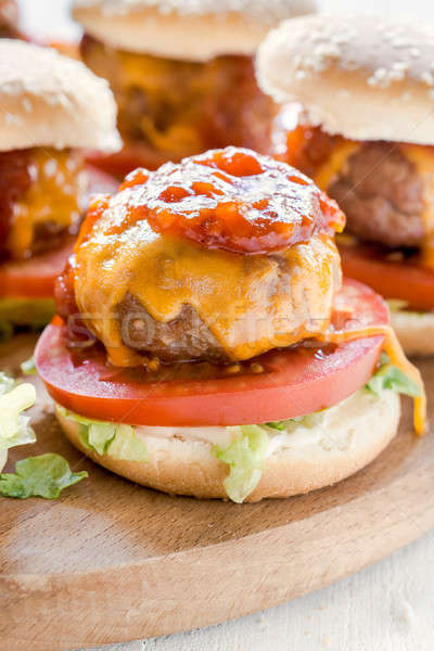 Mini burger Zeit Rindfleisch geschmolzen Cheddar Stock foto © badmanproduction