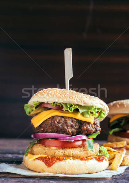 [[stock_photo]]: Boeuf · Burger · frites · françaises · bois · accent