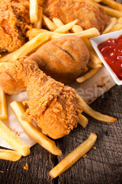 Tv étel egészségtelen étel sültcsirke lábak sültkrumpli Stock fotó © badmanproduction