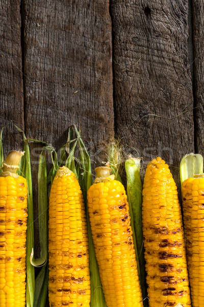 A la parrilla maíz mesa de madera cocina Foto stock © badmanproduction