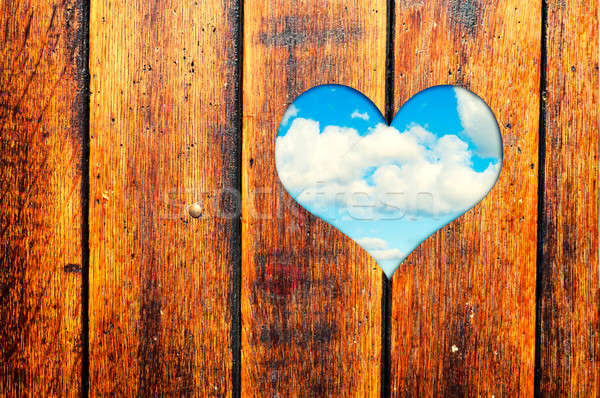心臟形狀 木 窗口 天空 心臟 畫 商業照片 © badmanproduction