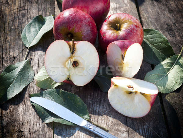 Stok fotoğraf: Kırmızı · elma · organik · ahşap · odak