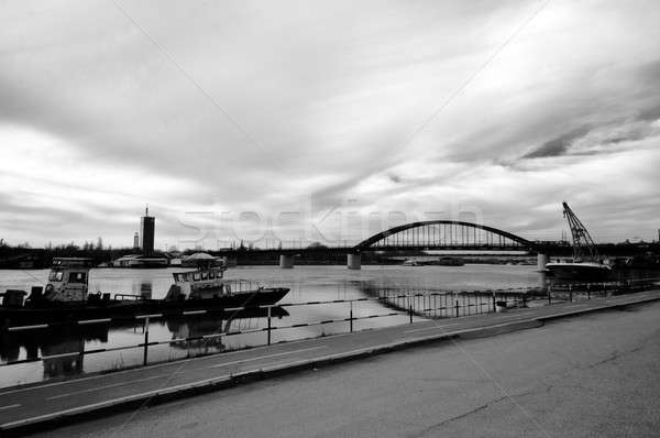 Passeio público Belgrado rio preto e branco céu água Foto stock © badmanproduction