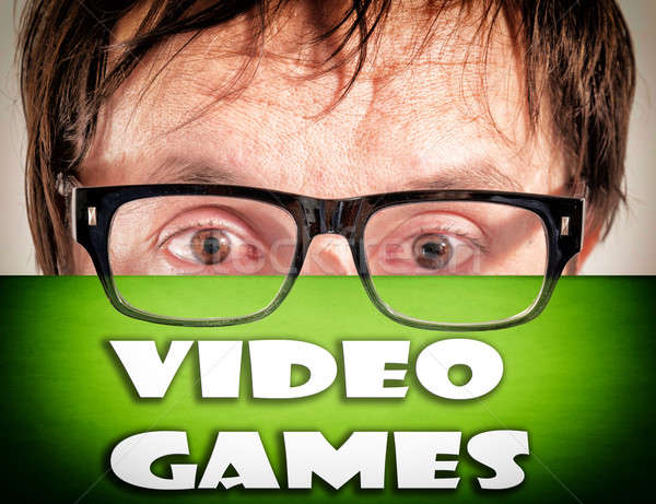 Videospiele Mann halten Gesicht Papier Finanzierung Stock foto © badmanproduction