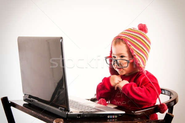 Meglepődött gyermek szelektív fókusz laptop számítógép számítógép internet Stock fotó © badmanproduction