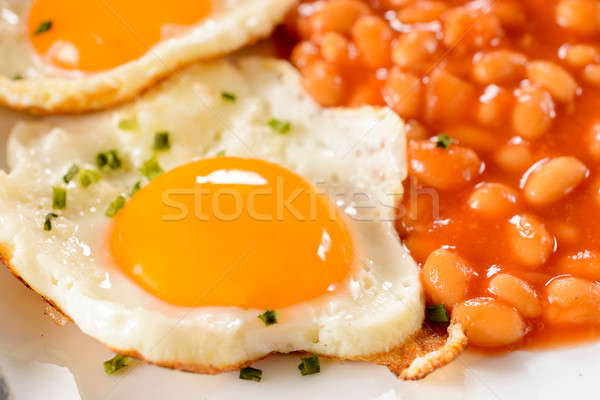 蛋黃 雞蛋 豆 選擇性的重點 廚房 早餐 商業照片 © badmanproduction