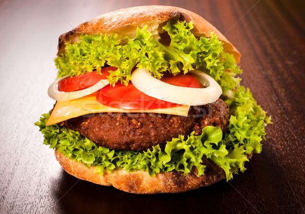 Foto d'archivio: Hamburger · grande · tavolo · in · legno · alimentare · pane · rosso