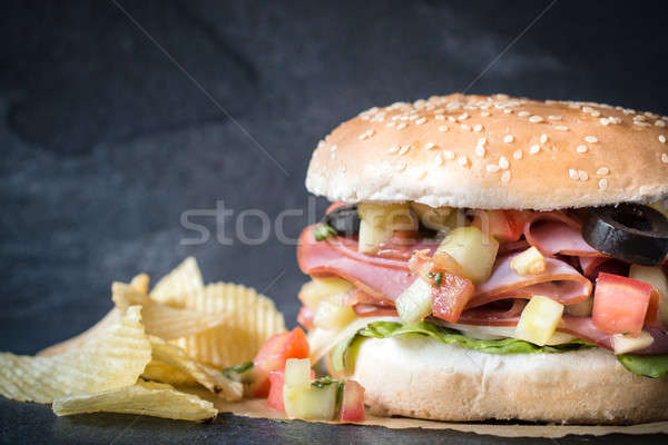 Sandwich mare suculent întuneric concentra Imagine de stoc © badmanproduction