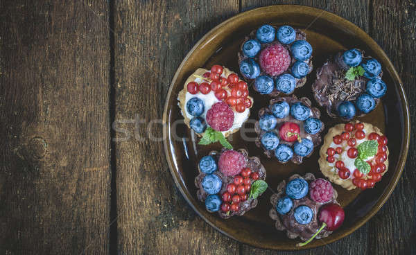 Foto d'archivio: Mini · frutta · cioccolato · frutti · di · bosco · legno